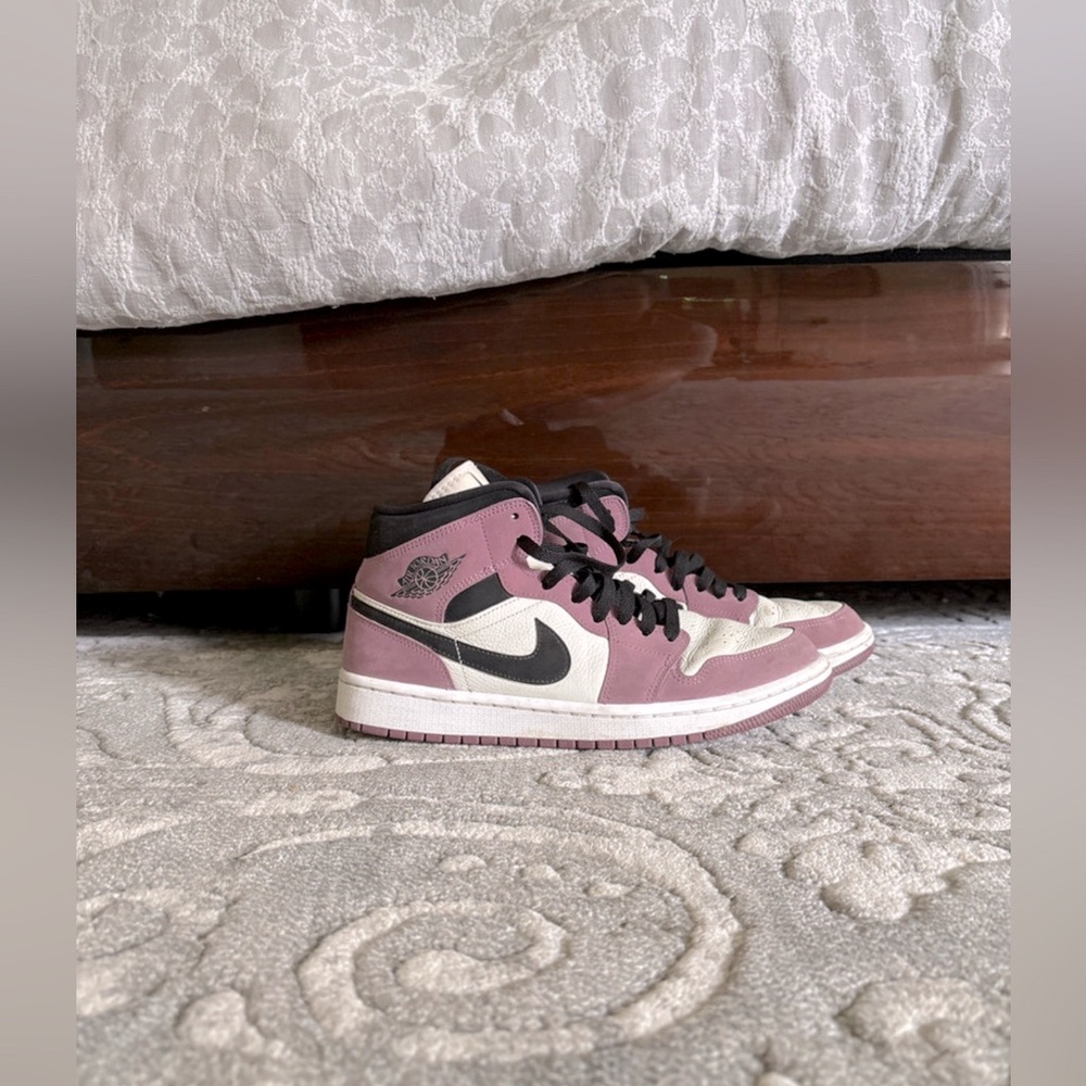 selling air jordan 1 berry mid
